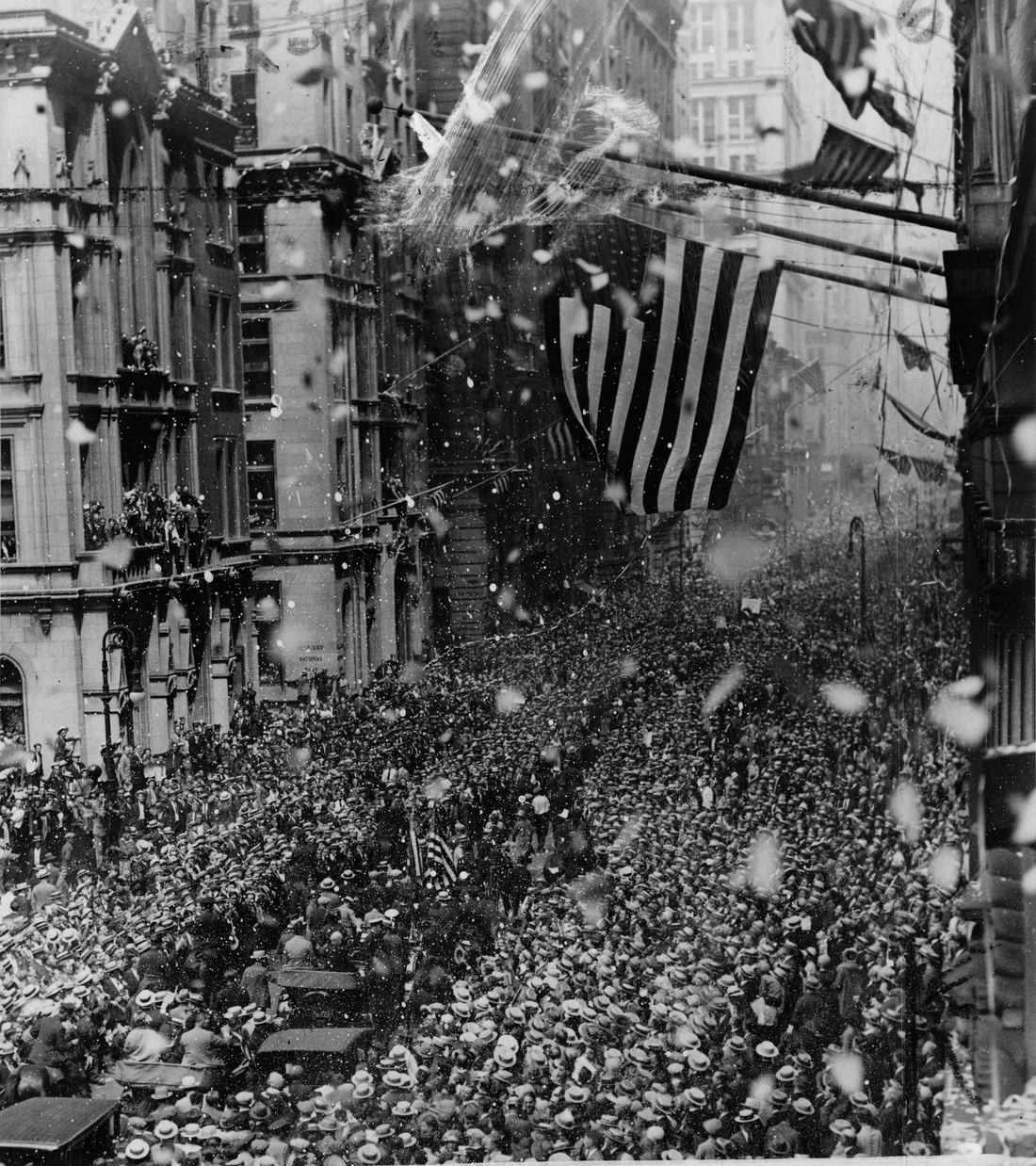 Crowds cheer Gertrude Ederle at her New York parade in 1926