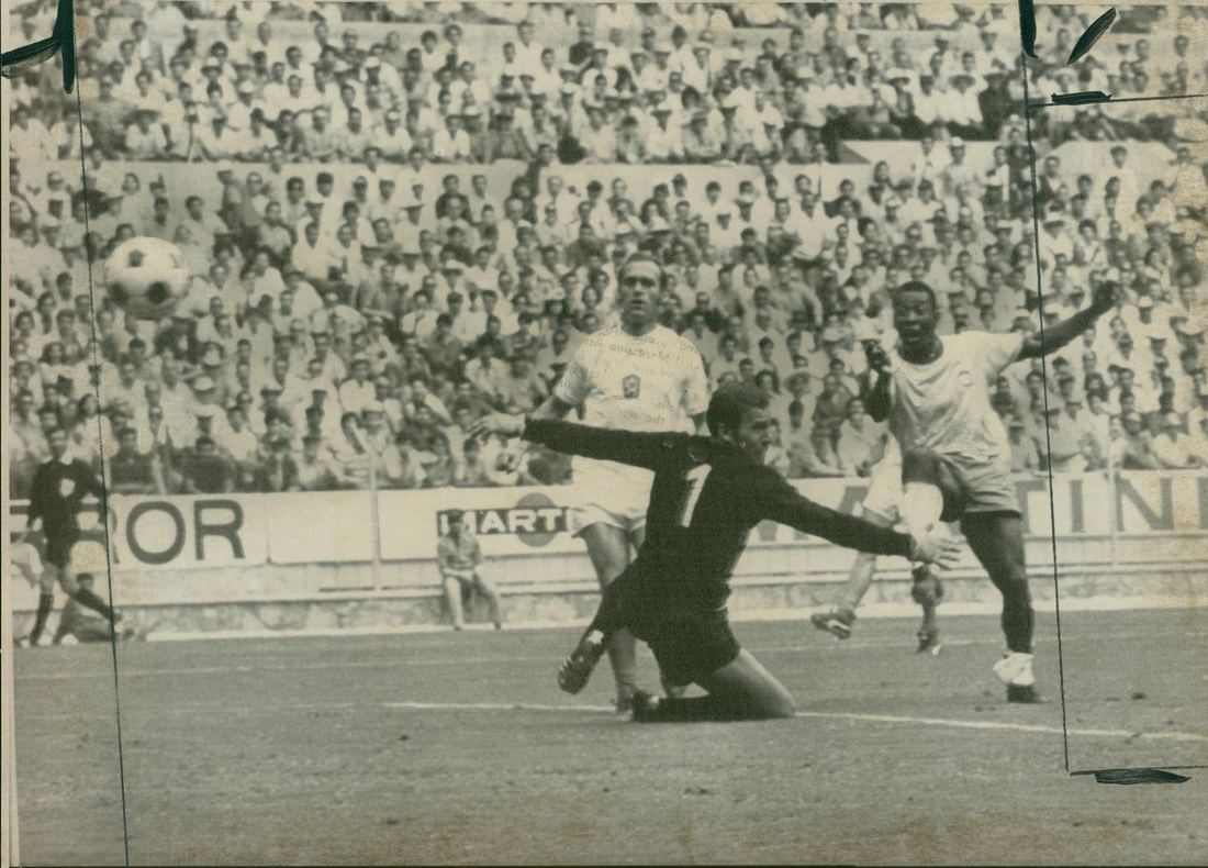 Pele scoring against Czechoslovakia at the 1970 World Cup