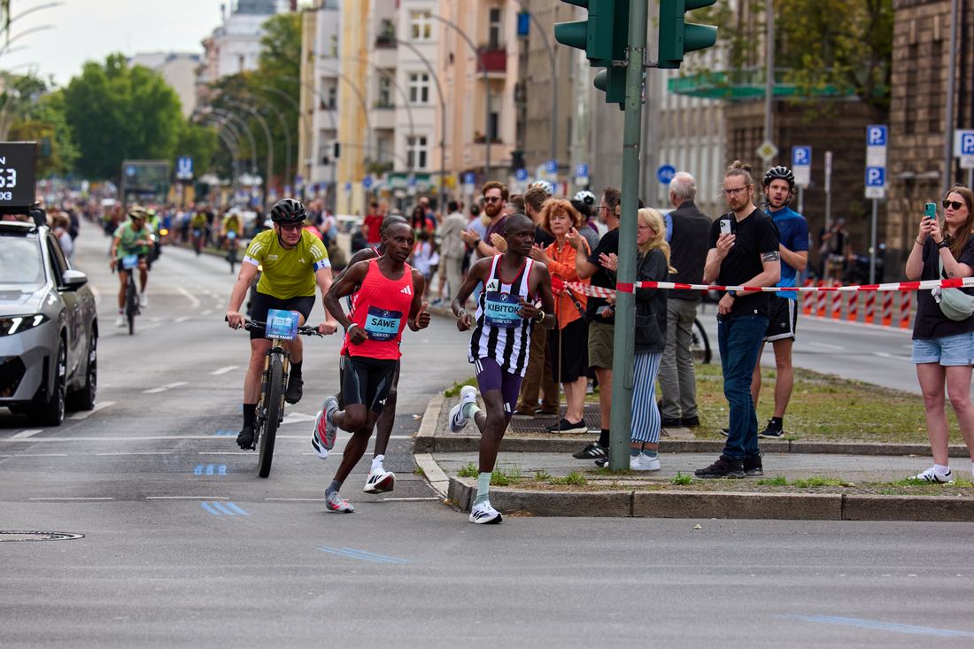 Sabastian Sawe running in the 2025 Berlin Marathon